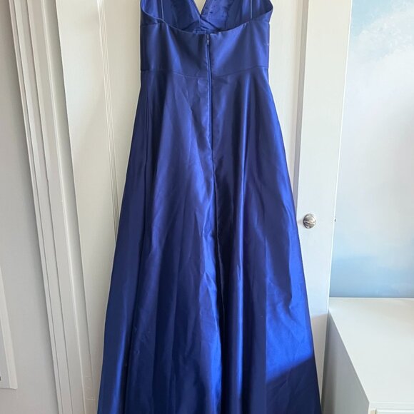 Gorgeous Betsy and Adam floor length gown - Picture 3 of 5